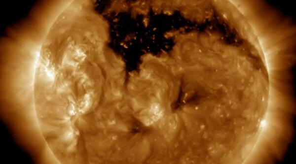 Η NASA ανακάλυψε στην επιφάνεια του ήλιου μια γιγαντιαία τρύπα που μεγαλώνει (βίντεο)