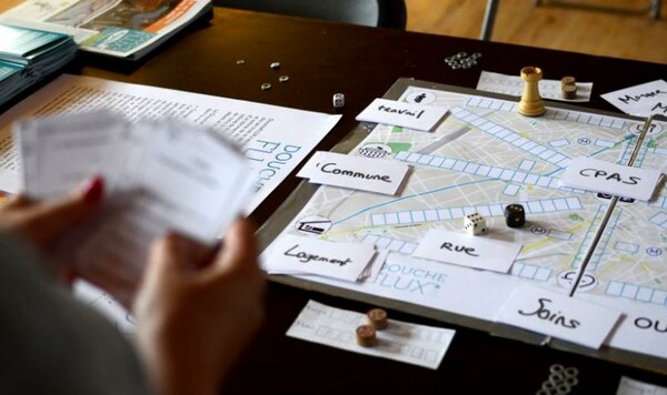 Το "Outside" είναι ένα νέο επιτραπέζιο παιχνίδι για το πώς είναι να ζει κανείς χωρίς να έχει σπίτι