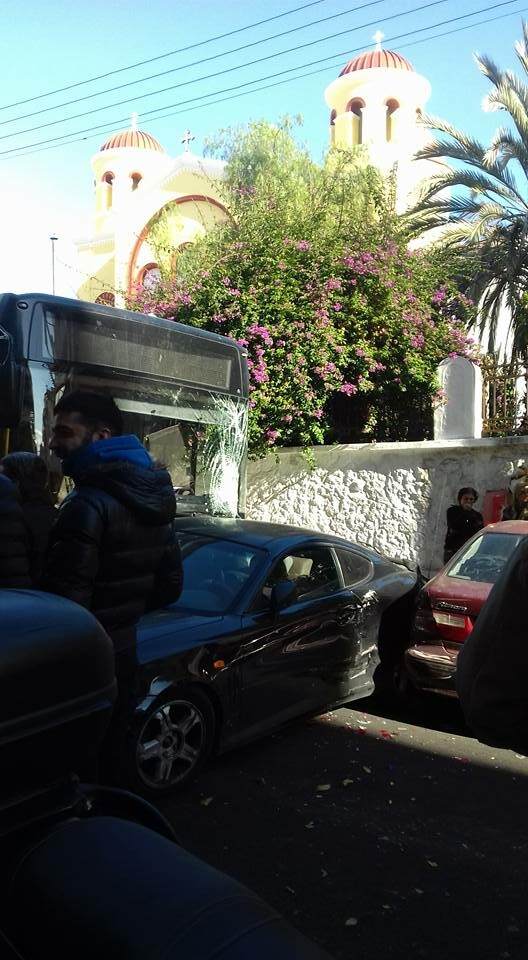 Καραμπόλα με ακυβέρνητο λεωφορείο στον Πειραιά- Ένας άντρας ακρωτηριάστηκε