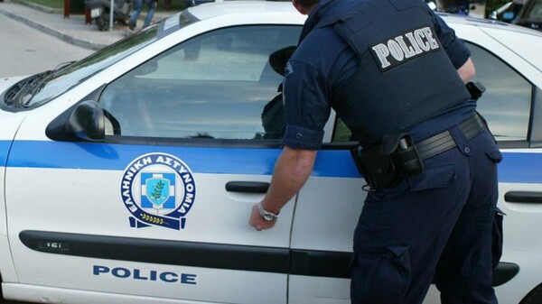 Παραδόθηκε, αλλά δεν συνελήφθη ο 22χρονος που επιτέθηκε στον διευθυντή της Τροχαίας Αθηνών