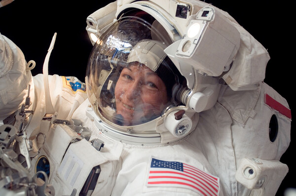 Η γηραιότερη γυναίκα αστροναύτης ταξιδεύει για τον Διεθνή Διαστημικό Σταθμό για να σπάσει κι άλλα ρεκόρ