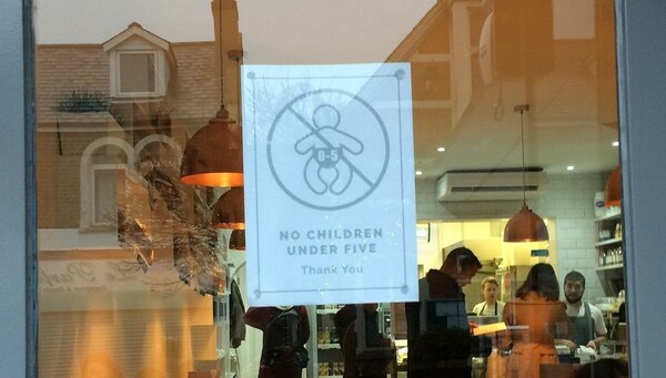 Εστιατόριο στη Βρετανία απαγόρευσε τα παιδιά κάτω των 5 ετών γιατί κλαίνε και κάνουν θόρυβο