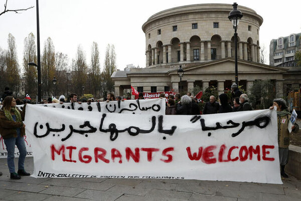 Γαλλία: Εκατοντάδες πολίτες στο Παρίσι διαδήλωσαν για να πουν «Καλωσορίσατε» στους πρόσφυγες