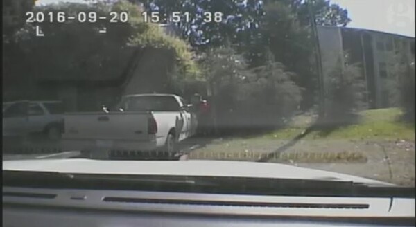 Η αστυνομία του Σάρλοτ έδωσε στη δημοσιότητα τα βίντεο της δολοφονίας του αφροαμερκανού Κιθ Σκοτ (ΣΚΛΗΡΕΣ ΕΙΚΟΝΕΣ)