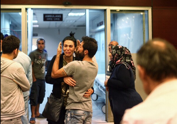 11 συγκλονιστικές φωτογραφίες απ' όσα έγιναν μετά την τρομοκρατική επίθεση στην Κωνσταντινούπολη