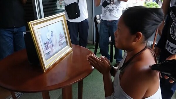 Κο Σαμούι: Υποχρέωσαν γυναίκα να γονατίσει δημοσίως και να προσκυνήσει εικόνα του νεκρού βασιλιά της Ταϊλάνδης