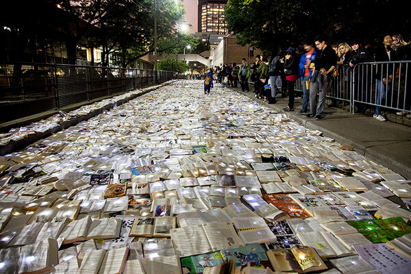 Ένας ποταμός από 10.000 βιβλία πλημμύρισε για μία και μοναδική νύχτα τους δρόμους του Τορόντο