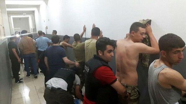 Γυμνοί, ξυλοκοπημένοι και δεμένοι χειροπόδαρα - Οι σκληρές φωτογραφίες από τις μαζικές συλλήψεις των Τούρκων στρατιωτών