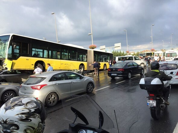 Kωνσταντινούπολη: Επιβάτης χτύπησε με ομπρέλα οδηγό λεωφορείου προκαλώντας σοβαρό ατύχημα - 11 τραυματίες