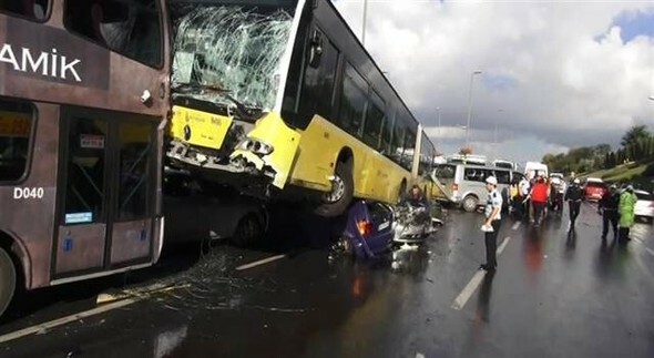 Kωνσταντινούπολη: Επιβάτης χτύπησε με ομπρέλα οδηγό λεωφορείου προκαλώντας σοβαρό ατύχημα - 11 τραυματίες