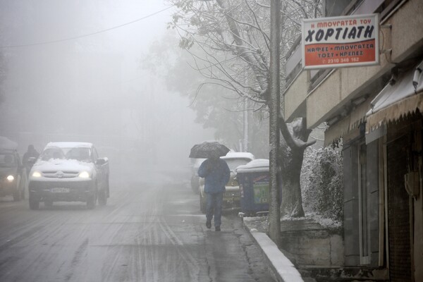 Θεσσαλονίκη: Χιονίζει σε περιοχές βόρεια της πόλης