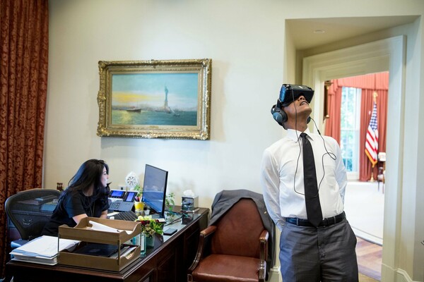 Ο Ζούκερμπεργκ έκανε δώρο γυαλιά εικονικής πραγματικότητας στον Ομπάμα - κι αυτός τα χάρηκε δεόντως