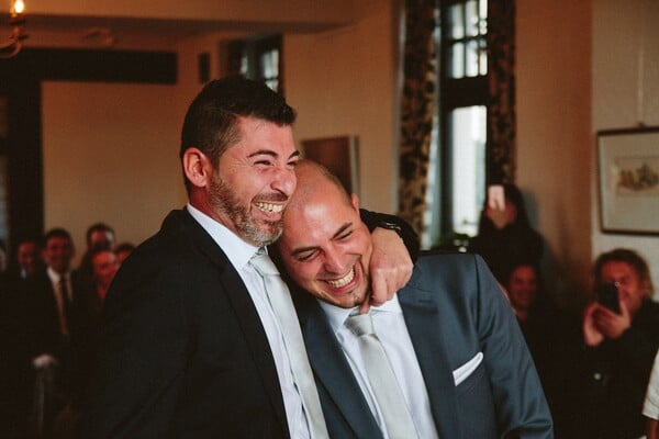 29 φωτογραφίες από έναν γκέι «Γάμο αλά Ελληνικά», παρουσία γονιών, φίλων, θείων, ανιψιών, βαφτιστικών