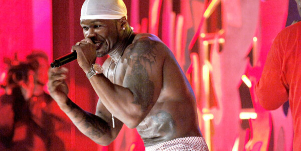 O 50 Cent έριξε γροθιά σε θαυμάστρια που τον τραβούσε με μανία από τη σκηνή - ΒΙΝΤΕΟ
