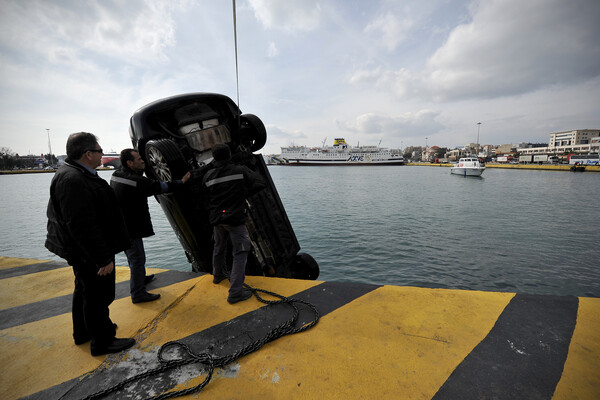 Πτώση αυτοκινήτου με δύο νεαρούς επιβάτες στο λιμάνι του Πειραιά