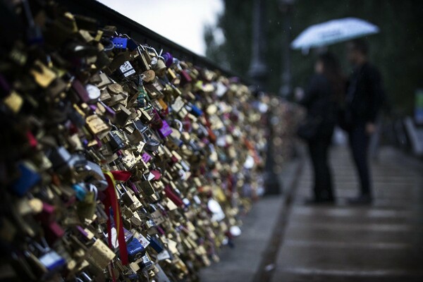 Tα «λουκέτα της αγάπης» από την Pont des Arts του Παρισιού βγαίνουν σε δημοπρασία