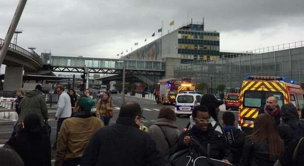 Συναγερμός στο Παρίσι: Πυροβολισμοί στο αεροδρόμιο Ορλί και επίθεση εναντίον αστυνομικού