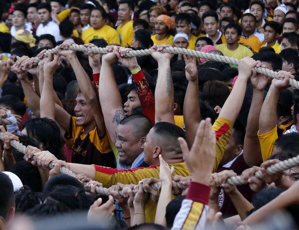 Φιλιππίνες: 1,5 εκατ. άνθρωποι στους δρόμους της Μανίλας για τη λιτανεία του «μαύρου Ναζωραίου»