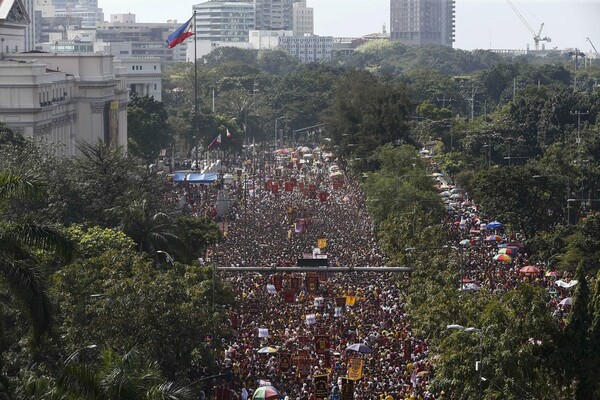 Φιλιππίνες: 1,5 εκατ. άνθρωποι στους δρόμους της Μανίλας για τη λιτανεία του «μαύρου Ναζωραίου»