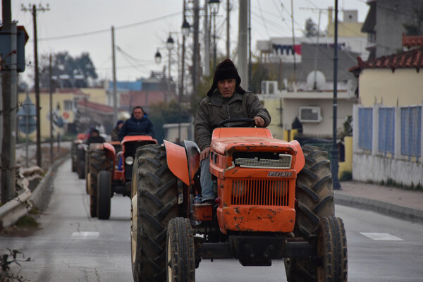 Στους δρόμους με τα τρακτέρ οι αγρότες - Στήθηκαν τα πρώτα μπλόκα