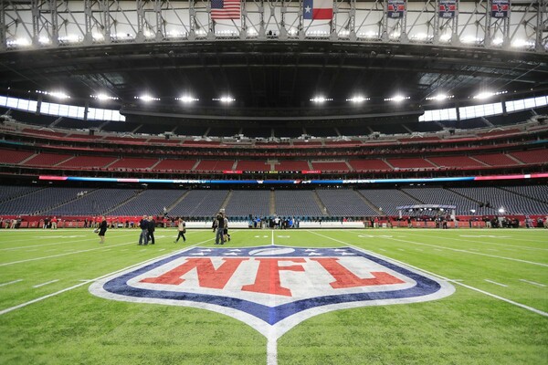 Η Αμερική στον ρυθμό του Super Bowl - H Gaga μέσα στο γήπεδο, οι παίχτες ετοιμάζονται και χιλιάδες φανς καταφθάνουν στο Χιούστον