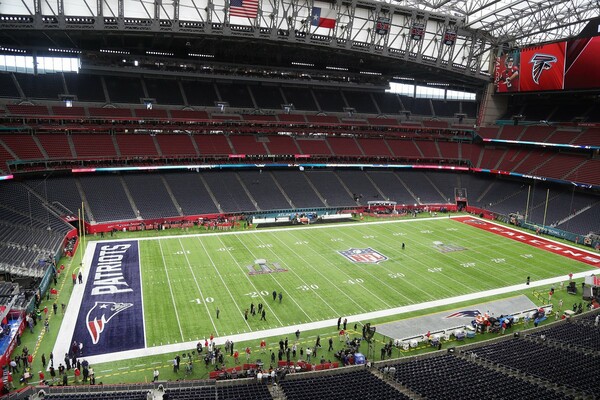 Η Αμερική στον ρυθμό του Super Bowl - H Gaga μέσα στο γήπεδο, οι παίχτες ετοιμάζονται και χιλιάδες φανς καταφθάνουν στο Χιούστον