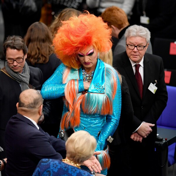 Η εντυπωσιακή drag queen που σήμερα έκλεψε την παράσταση στην γερμανική Ομοσπονδιακή Συνέλευση