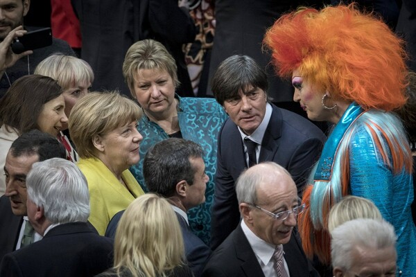 Η εντυπωσιακή drag queen που σήμερα έκλεψε την παράσταση στην γερμανική Ομοσπονδιακή Συνέλευση
