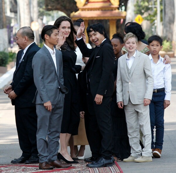 Η πρώτη δημόσια εμφάνιση της Αντζελίνα Τζολί μαζί με όλα της τα παιδιά, μετά το διαζύγιο, έγινε στην Καμπότζη