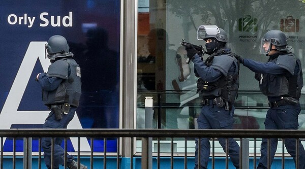 Συναγερμός στο Παρίσι: Πυροβολισμοί στο αεροδρόμιο Ορλί και επίθεση εναντίον αστυνομικού