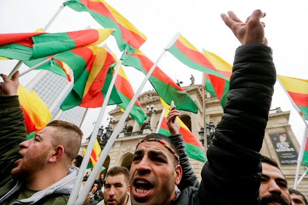 30.000 Κούρδοι με σημαίες του PKK διαδήλωσαν στη Γερμανία για ελευθερία στο Κουρδιστάν