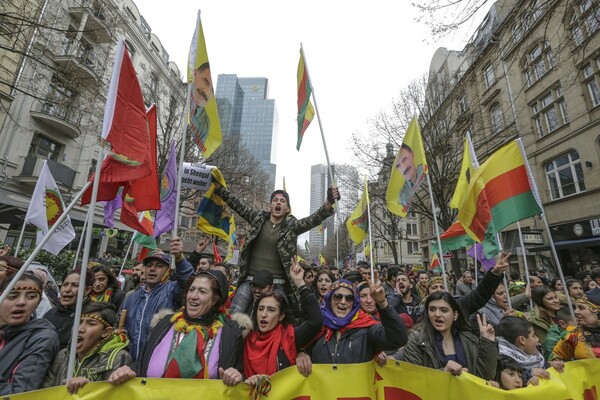 30.000 Κούρδοι με σημαίες του PKK διαδήλωσαν στη Γερμανία για ελευθερία στο Κουρδιστάν