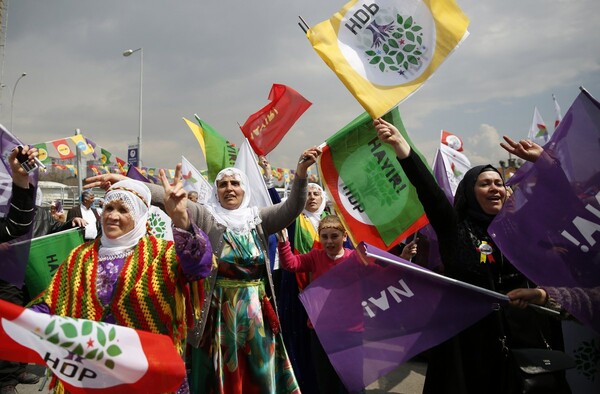 Κωνσταντινούπoλη: Χιλιάδες Τούρκοι αποθέωσαν τον Ερντογάν στην μεγάλη του ομιλία πριν το δημοψήφισμα
