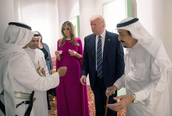 Τραμπ και Σαουδάραβες χορεύουν με σπαθιά ανά χείρας στη δεξίωση του Βασιλιά Σαλμάν (ΒΙΝΤΕΟ)