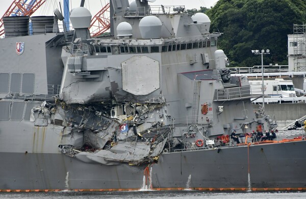 Αντιτορπιλικό των ΗΠΑ συγκρούστηκε με πλοίο μεταφοράς κοντέινερ-Επτά νεκροί στρατιωτικοί (Εικόνες)