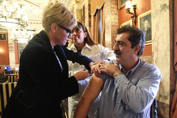 Πολάκης και Άδωνις κάνουν εμβόλιο μέσα στη Βουλή