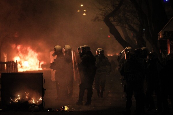 Επιθέσεις με μολότοφ τη νύχτα σε Αθήνα και Θεσσαλονίκη