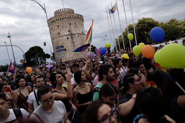 Yπερήφανη Θεσσαλονίκη: Χιλιάδες άνθρωποι στην παρέλαση υπερηφάνειας, αγάπης και ισότητας στον Λευκό Πύργο