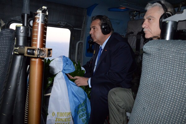 Ο Καμμένος στα Ίμια: Πτήση με στρατιωτικό ελικόπτερο για ρίψη στεφάνου - Με υπερπτήσεις μαχητικών απάντησαν οι Τούρκοι