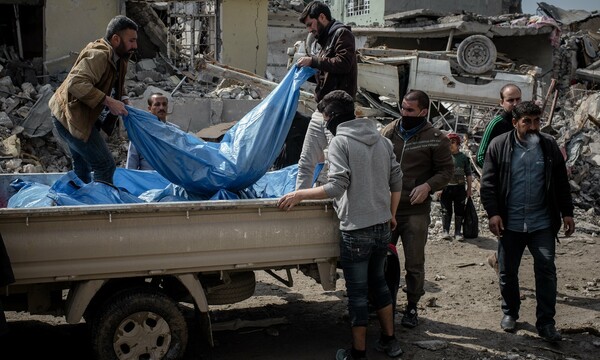 Εκατόμβη νεκρών από αεροπορικές επιθέσεις στη Μοσούλη