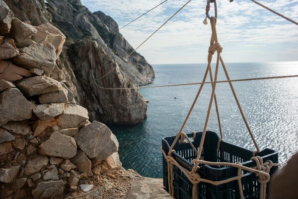 Στις απόκρημνες σκήτες του Αγίου Όρους