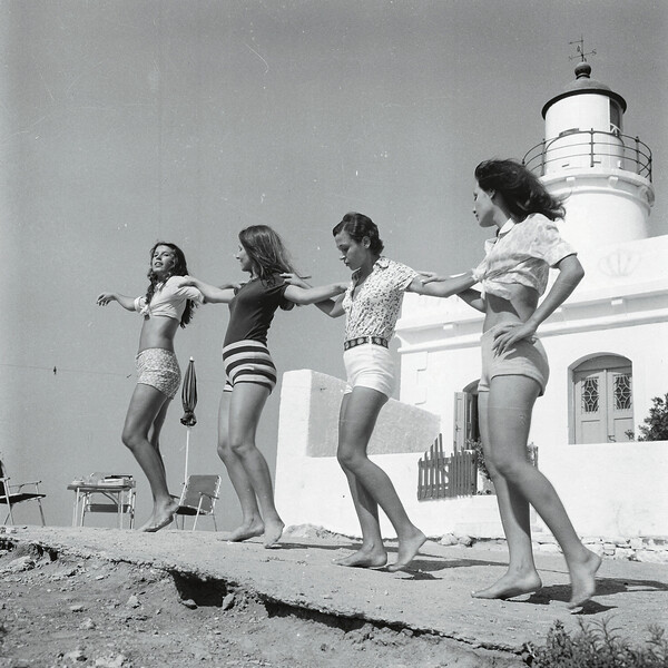 Νέες φωτογραφίες ερωτισμού και πλάκας από το αρχείο Greek Erotica