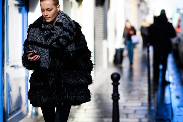 Εβδομάδα Μόδας στο Παρίσι: Η απαράμιλλη κομψότητα των Γάλλων στην πασαρέλα του δρόμου