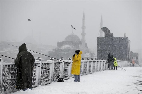 H Κωνσταντινούπολη στα λευκά - Η χιονοθύελλα έχει παραλύσει την πόλη