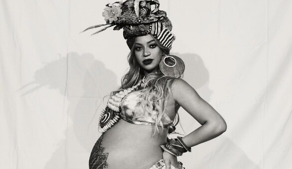 Η έγκυος Beyonce και ο Jay Z γιόρτασαν τον ερχομό των διδύμων σαν Αφρικανοί βασιλιάδες