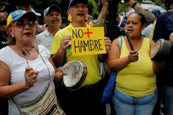 Η Βενεζουέλα πεινάει - Με κατσαρόλες βγήκαν σήμερα στους δρόμους οι διαδηλωτές