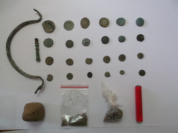 Πολλά αρχαία, λίγη κάνναβη και τρεις συλλήψεις στα Γρεβενά (φωτογραφίες)