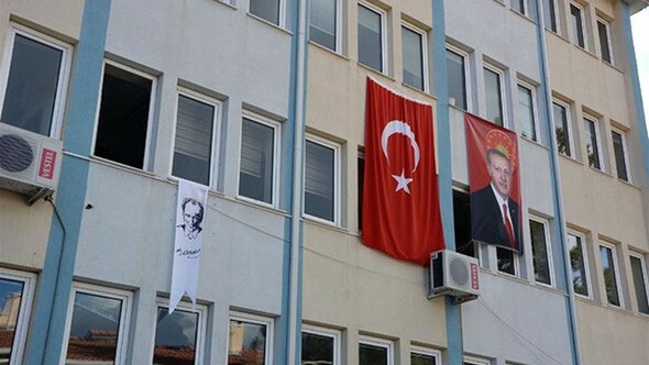 Τουρκία: Αντιδράσεις για αυτή τη φωτογραφία που δείχνει τεράστιο τον Ερντογάν και μικροσκοπικό τον Ατατούρκ