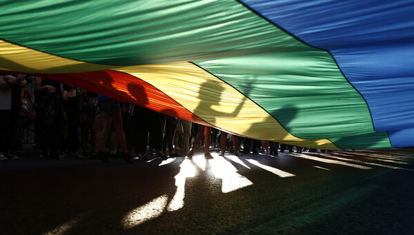 H Περιφέρεια Αττικής στηρίζει το Athens Pride και θα βάψει τις διαβάσεις στα χρώματά του