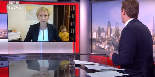 Βίντεο- παρωδία δείχνει τι θα γινόταν αν στη θέση του καθηγητή στο BBC ήταν μια μητέρα
